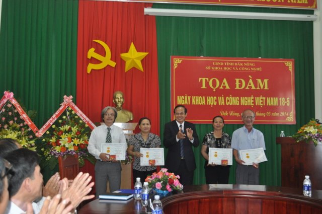 GĐ Sở trao bằng tại buổi Tọa đàm ngày KHCN